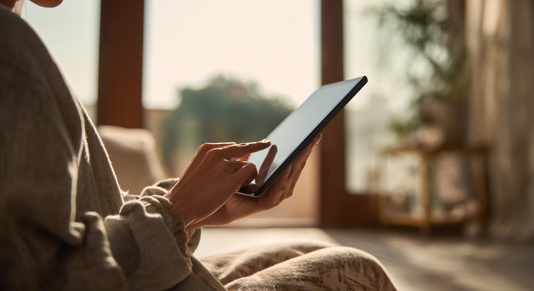 Person erkundet unkompliziert eine Website auf dem Tablet