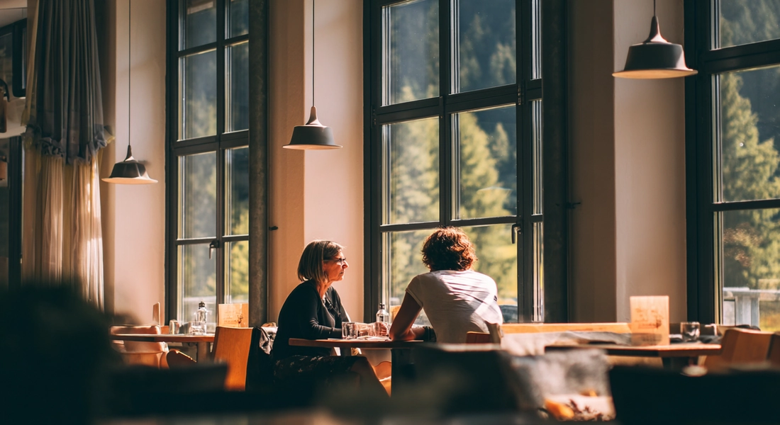 Zwei Personen im ruhigen Gespräch in einem Café in der Schweiz