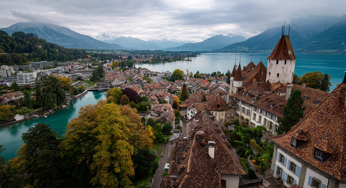Blick über Thun vom Schlossplateau auf Stadt und See